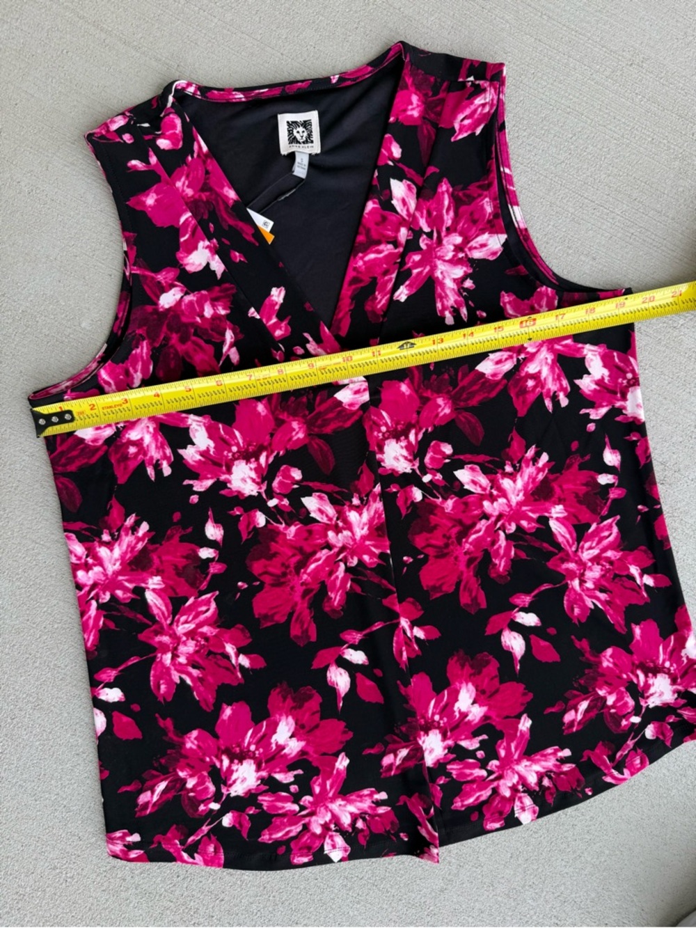 NEW Anne Klein Sleeveless Floral V-Neck Top Fuchsia Pink Black White Size Small - Picture 8 of 10